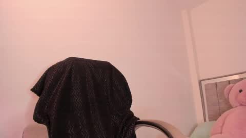 Snapshot of holly_16 chatting on May 12, 11:13 pm holly_16 online show from May 12, 11:13 pm