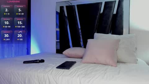 Snapshot of holly_29_m chatting on March 24, 3:33 am Mara online show from March 24, 3:33 am