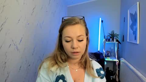 Holly online show from September 30, 5:07 pm