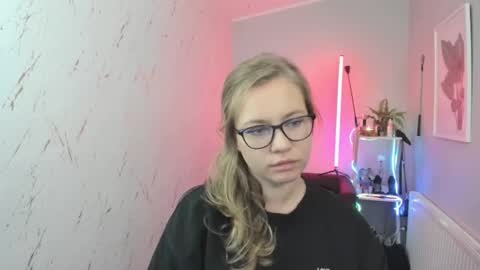 Snapshot of holly_bb95 chatting on October 7, 7:00 pm Holly online show from October 7, 7:00 pm