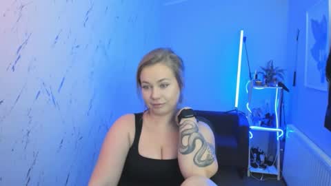 Snapshot of holly_bb95 chatting on October 13, 5:02 pm Holly online show from October 13, 5:02 pm