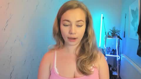 Snapshot of holly_bb95 chatting on October 14, 6:20 pm Holly online show from October 14, 6:20 pm