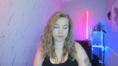 Snapshot of holly_bb95 chatting on October 23, 6:17 pm Holly online show from October 23, 6:17 pm