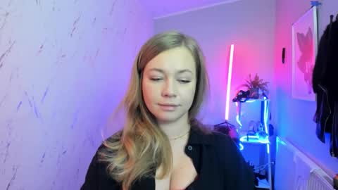 Snapshot of holly_bb95 chatting on November 13, 6:40 pm Holly online show from November 13, 6:40 pm