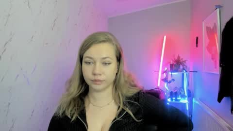 Snapshot of holly_bb95 chatting on November 21, 9:46 pm Holly online show from November 21, 9:46 pm