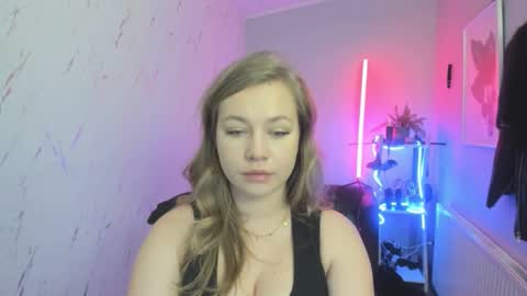 Snapshot of holly_bb95 chatting on November 26, 8:43 pm Holly online show from November 26, 8:43 pm