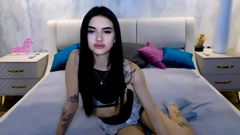 Snapshot of holly_beck chatting on April 24, 8:17 am Holly online show from April 24, 8:17 am