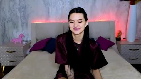 Snapshot of holly_beck chatting on May 12, 12:41 am Holly online show from May 12, 12:41 am