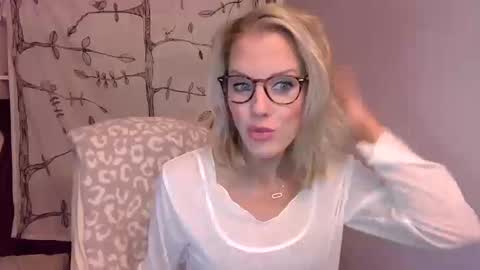 Snapshot of holly_bourbon chatting on October 10, 11:48 pm holly_bourbon online show from October 10, 11:48 pm