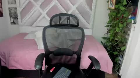 Snapshot of holly_rose69 chatting on June 19, 12:59 am Holly online show from June 19, 12:59 am