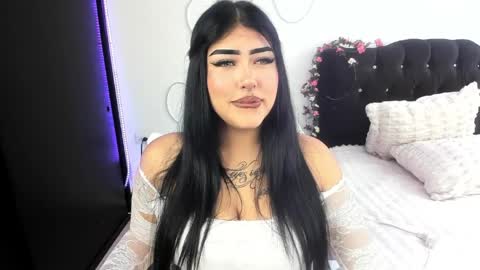 Snapshot of hollycute54 chatting on April 1, 4:37 pm Holly online show from April 1, 4:37 pm