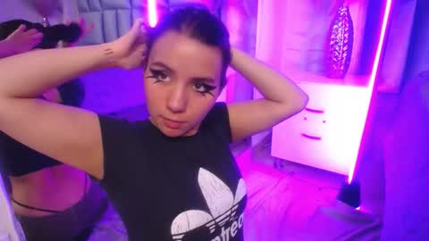 hollypeach_ online show from March 18, 7:50 pm