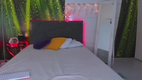 HollyTaillor online show from October 17, 12:08 pm