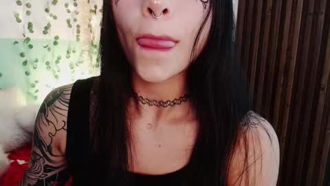 Snapshot of hollyxx_ chatting on December 5, 7:38 am holly online show from December 5, 7:38 am