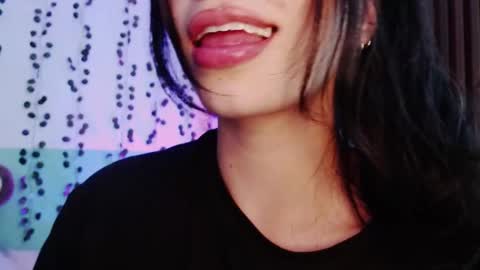 Snapshot of hollyxx_ chatting on December 11, 11:00 pm holly online show from December 11, 11:00 pm