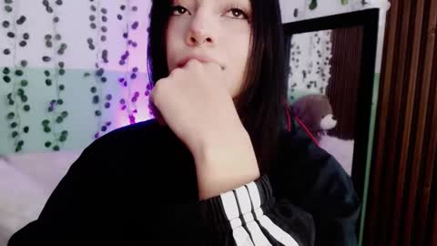 Snapshot of hollyxx_ chatting on December 18, 5:52 pm holly online show from December 18, 5:52 pm