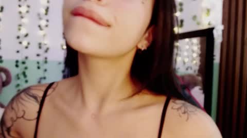 Snapshot of hollyxx_ chatting on December 18, 8:57 pm holly online show from December 18, 8:57 pm