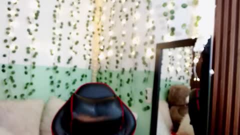 Snapshot of hollyxx_ chatting on January 3, 1:27 am holly online show from January 3, 1:27 am