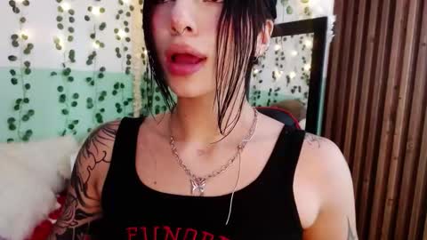 Snapshot of hollyxx_ chatting on January 5, 8:00 pm holly online show from January 5, 8:00 pm