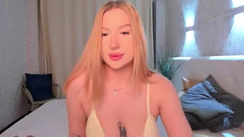 Snapshot of hollyylee chatting on February 14, 1:02 am Emma online show from February 14, 1:02 am