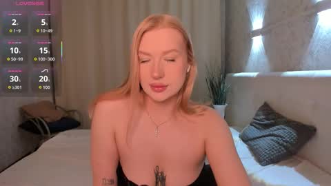 Snapshot of hollyylee chatting on February 24, 1:03 am Emma online show from February 24, 1:03 am