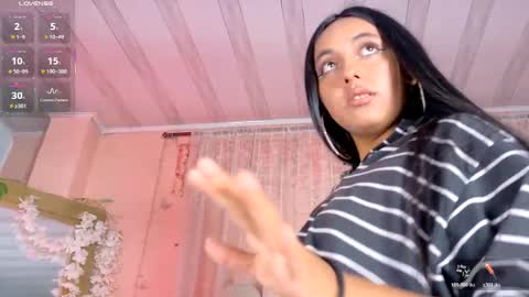 Snapshot of hollyyqueen_ chatting on May 11, 8:17 pm Hollyy online show from May 11, 8:17 pm