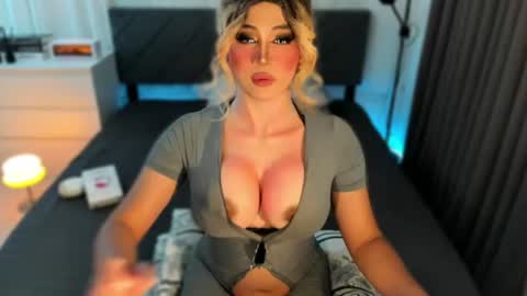 Snapshot of holy_grantqueenx chatting on July 2, 1:27 am Miss Gia online show from July 2, 1:27 am