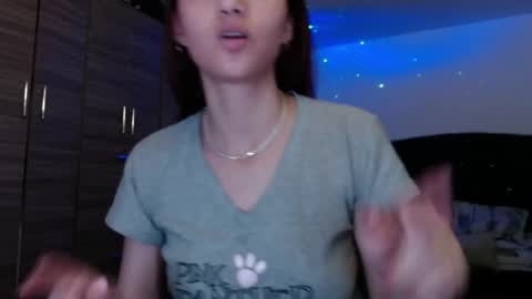 holy_julii online show from June 8, 3:29 am
