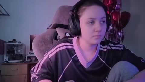 Snapshot of holy_kveta chatting on February 27, 2:55 am Kviki online show from February 27, 2:55 am