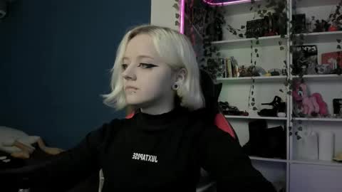 Snapshot of holy_mistresss chatting on November 18, 9:25 am holy_mistresss online show from November 18, 9:25 am