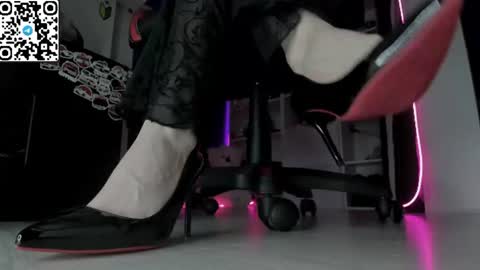 holy_mistresss online show from June 25, 7:35 am