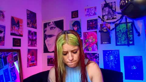 Snapshot of holyeva chatting on December 5, 9:39 pm online show from December 5, 9:39 pm