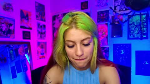 Snapshot of holyeva chatting on December 6, 12:56 am online show from December 6, 12:56 am