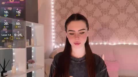 Mia online show from November 28, 3:31 am