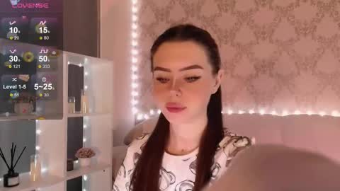 Mia online show from December 4, 3:05 am