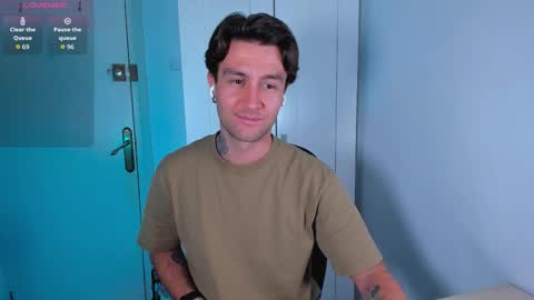 Snapshot of honestandrew chatting on October 20, 7:42 am Andrew online show from October 20, 7:42 am