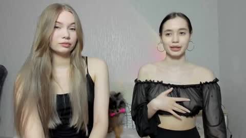 Snapshot of honey__pie chatting on March 4, 7:43 pm Lilith and Ellie online show from March 4, 7:43 pm