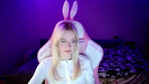 Snapshot of honey_bold chatting on December 4, 10:13 am honey_bold online show from December 4, 10:13 am