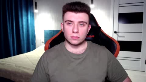 Snapshot of honey_furry chatting on December 20, 3:31 pm Wolfy online show from December 20, 3:31 pm