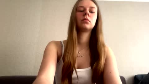 Snapshot of honeyaskren chatting on May 15, 9:27 am Klara online show from May 15, 9:27 am