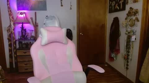 Snapshot of honeybeexo333 chatting on December 16, 3:54 pm Honey Bee online show from December 16, 3:54 pm