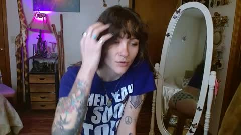 Snapshot of honeybeexo333 chatting on February 3, 7:21 pm Honey Bee online show from February 3, 7:21 pm