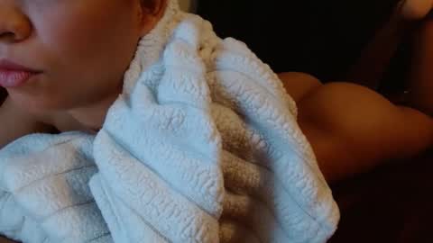 honeygoldenbaddie24 online show from November 30, 7:18 pm