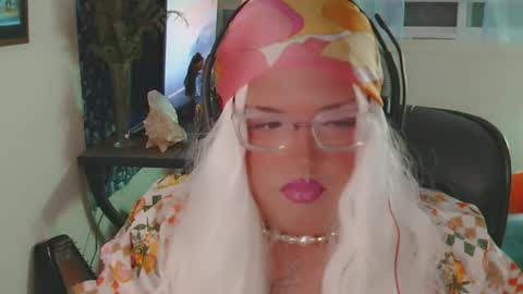 Snapshot of honeylavender777 chatting on December 14, 11:26 am honeylavender777 online show from December 14, 11:26 am