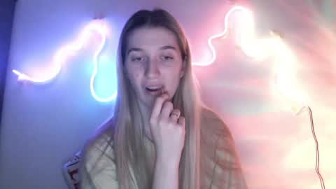 honeyveil online show from March 26, 12:44 pm