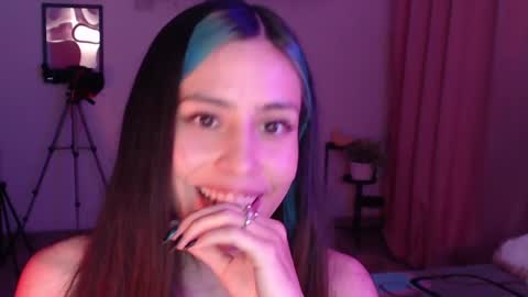 Snapshot of honeyypeaach chatting on February 20, 12:41 am    online show from February 20, 12:41 am