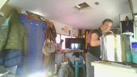 Snapshot of hoodoou chatting on February 17, 8:26 pm hoodoou online show from February 17, 8:26 pm