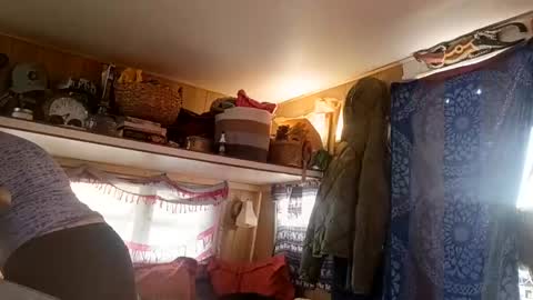 Snapshot of hoodoou chatting on March 12, 12:28 am hoodoou online show from March 12, 12:28 am