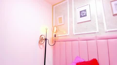 holly online show from December 4, 8:28 pm