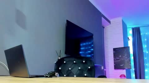 Snapshot of hooot_blonde777 chatting on February 17, 12:43 am hooot_blonde777 online show from February 17, 12:43 am